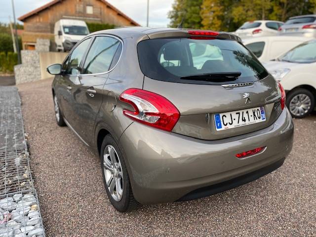 Peugeot 208 - 1.6 E-HDI 92 ALLURE